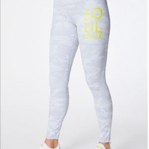 WUNDER UNDER HR TIGHT 25"
Color: Incognito Camo Jacquard Alpine
Size: 6